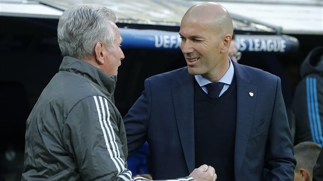 Jupp Heynckes, kou Bayernu a jeho protjek v semifinle Ligy mistr Zinedine Zidane, trenr Realu (vpravo).