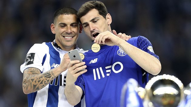 Brankář Iker Casillas (vpravo) se spoluhráčem Maxi Pereirou slaví titul FC Porto.