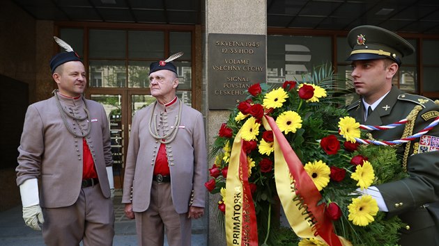 Lid ped budovou eskho rozhlasu uctili pamtku obt Praskho povstn v kvtnu 1945. (5. kvtna 2018)
