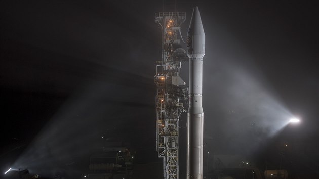 Z Kalifornie odstartovala nosná raketa Atlas V s robotickou sondou InSight. Na Marsu, kde bude studovat hlubiny, by měla přistát za šest měsíců. (4. května 2018)
