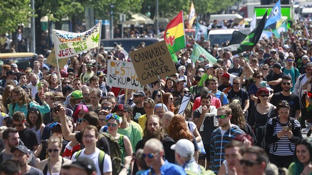 Na průvod za legalizaci marihuany pro osobní účely se vydaly tisíce lidí. Míří z Karlova náměstí na Štvanici, kde je připraven doprovodný program. (5. května 2018)