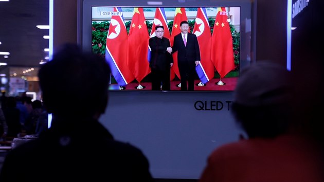 Lid v Jin Koreji sleduj televizn vysln o setkn severokorejskho vdce Kim ong-una a nskho prezidenta Si in-pchinga v nskm mst Ta-lien. (8. kvtna 2018)