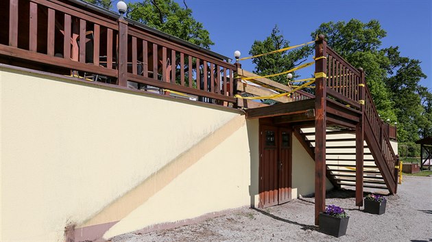 Focen� na schodech skon�ilo zran�n�m �esti lid�. Schody nevydr�ely n�por velk� v�hy a z��tily se.