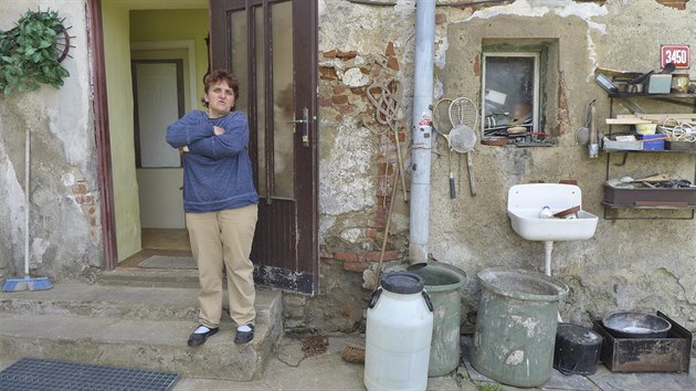 Ivana Janáková žije s rodinou v rozpadajícím se Reindlerově dvoře už deset let. Kdy přijde očekávaná demolice, to zatím netuší.