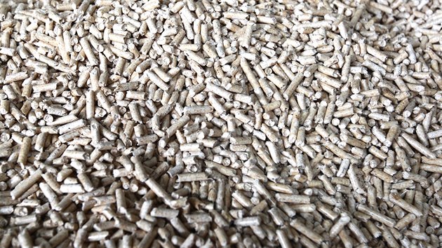 Peletky se vyr�b�j� na pile ve �d�rci nad Doubravou, kter� je jejich druh�m nejv�t��m producentem v republice. Velk� v�t�ina jich ov�em zat�m m��� na export.