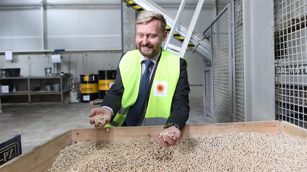 Obchodn� mana�er firmy Stora Enso Tom� Kr�il ukazuje pr�v� vyroben� pelety. V tuzemsku jimi top� 27 tis�c dom�cnost�.