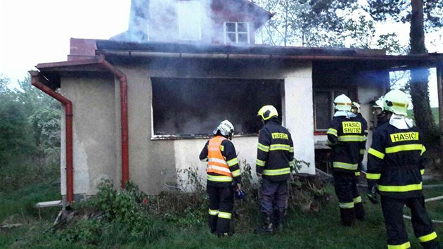 tyi jednotky hasi v Hlubok hasily por rekreanho objektu.