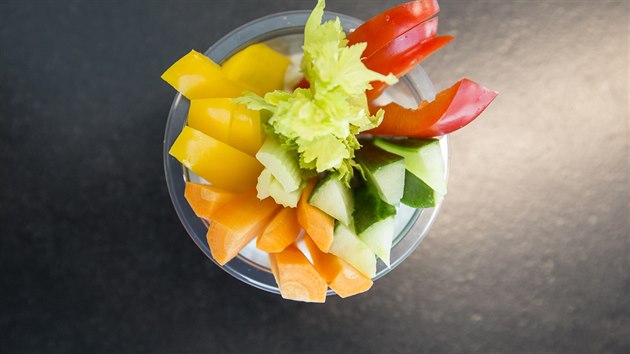 Sva�ina - zeleninov� crudit� s jogurtov�m bylinkov�m dipem (2.5.2018)