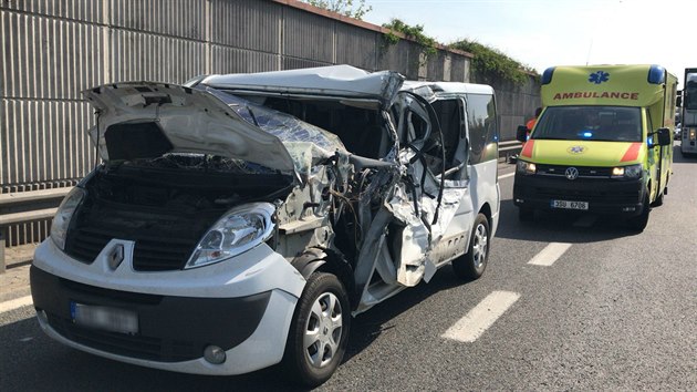 Pi nehod na dlnici D5 ve smru na Prahu se po stetu s kamionem zranil idi dodvky (4.5.2018)