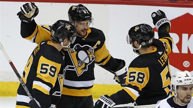 Hokejisté Pittsburghu Jake Guentzel, Sidney Crosby a Kris Letang oslavují gól v utkání propti Washingtonu.