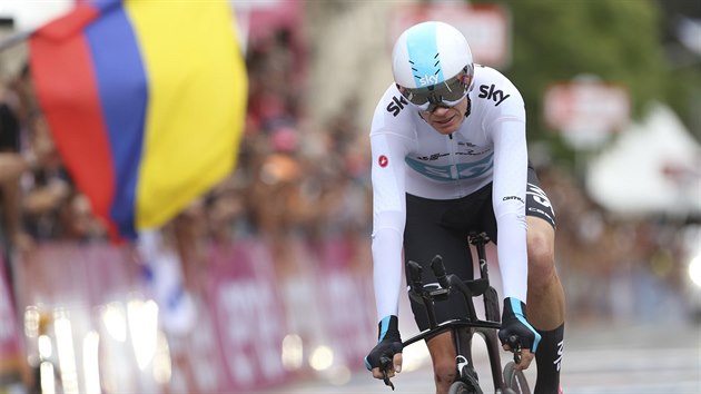 Chris Froome pi vodn asovce na Giru.