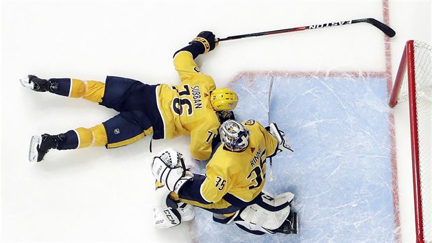 Frustrace hokejist Nashvillu - brank Pekka Rinne a P.K. Subban po inkasovanm glu.