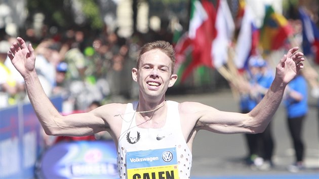 Galen Rupp slav� v�t�zstv� v Pra�sk�m maratonu.