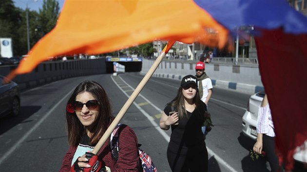 Příznivci opozičního vůdce Nikola Pašinjana v Arménii blokují silnice u Jerevanu. (2. května 2018)