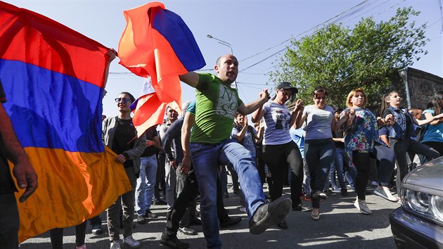 Pznivci opozinho vdce Nikola Painjana blokuj silnice v hlavnm mst Armnie Jerevanu. (2. kvtna 2018)