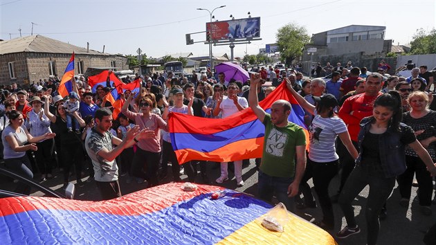 Příznivci opozičního vůdce Nikola Pašinjana blokují silnice v hlavním městě Arménie Jerevanu. (2. května 2018)