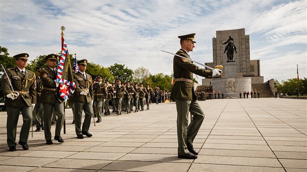Slavnostní nástup příslušníků armády na pražském Vítkově při příležitosti předání a převzetí funkce náčelníka generálního štábu (2. května 2018)