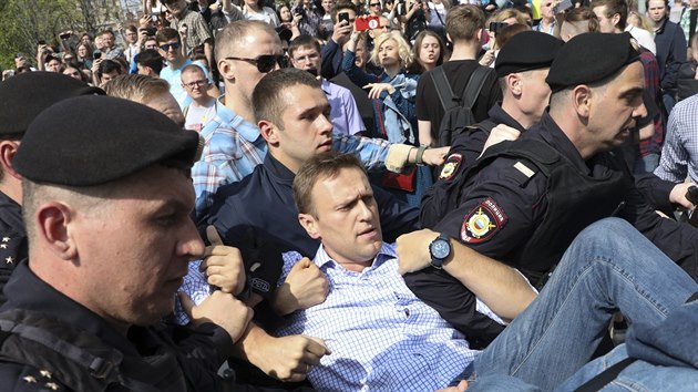 Policie v Moskvě zadržela skoro pět set demonstrantů včetně opozičního předáka Alexeje Navalného. (5. května 2018)
