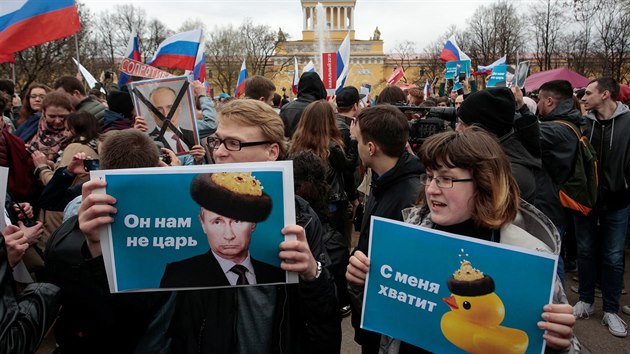 Odpůrci prezidenta Vladimíra Putina demonstrovali v Petrohradu. (5. května 2018)