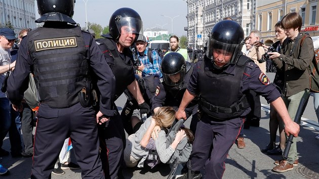 Policie v Moskvě zadržela skoro pět set demonstrantů. (5. května 2018)