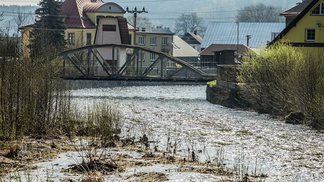 Na obecn most v Mladch Bukch lze jen s povolenkou (18.4.2018).