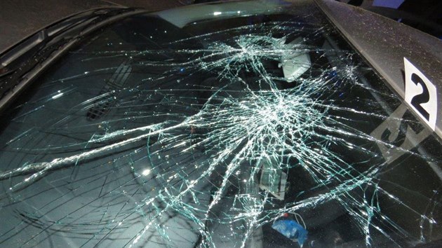 Chodec skoil na kapotu vozu a zaal mltit do elnho skla, a ho rozbil (1.5.2018).