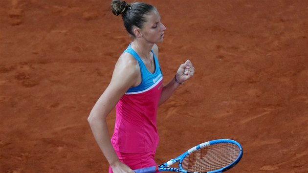esk tenistka Karolna Plkov v duelu s Viktori Azarenkovou z Bloruska.