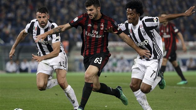 Patrick Cutrone z AC Miln prochz mezi hri Juventusu Turn.