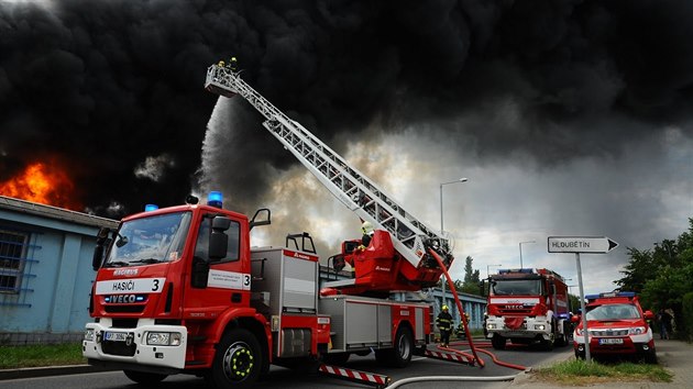 Hasiči v pražské Hostivaři v ulici U Továren bojovali s rozsáhlým požárem haly. (8.5.2018)
