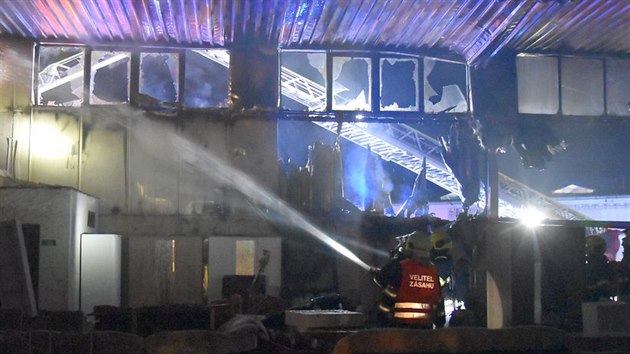 Noční požár haly bazaru s nábytkem v karlovarských Rybářích.
