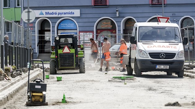 V centru Přerova přibylo další dopravní omezení, dělníci opět předlážďují Kratochvílovu ulici.