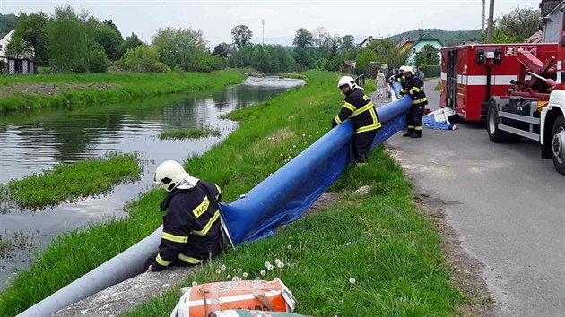 Po nehodě cisterny s vápencem na Jesenicku museli hasiči postavit na řece Bělé norné stěny kvůli úniku části převáženého nákladu i paliva. Hrozí kvůli tomu úhyn ryb.