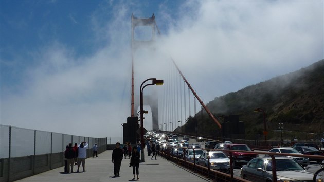 Pchod mlhy do San Franciska zasahuje do ivot nmonk, idi i realitnch makl. Ve tvrtch, kde se vyskytuje, nepotebuj obyvatel msta klimatizaci a maj i ni spotebu vody.