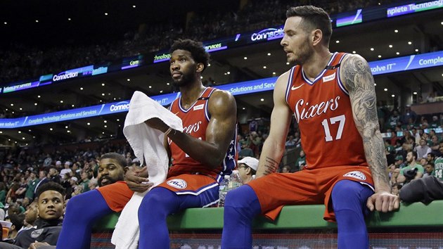 Joel Embiid (vlevo) a J. J. Redick vstebvaj blc se prohru Philadelphie s Bostonem.