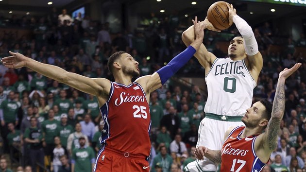 Jayson Tatum (v blm) z Bostonu stl na ko Philadelphie pes Bena Simmonse (vlevo) a J. J. Redicka.