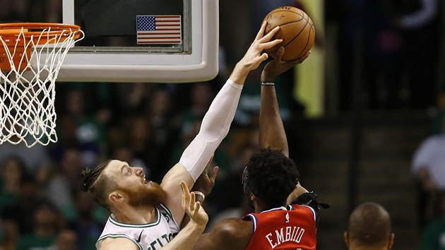 Aron Baynes (vlevo) z Bostonu blokuje Joela Embiida z Philadelphie.