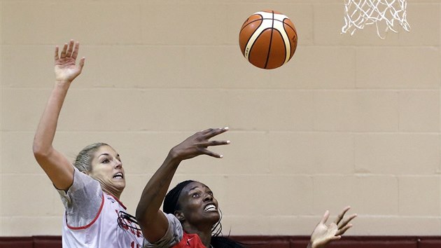 Sylvia Fowlesov (13) a Elena Delle Donneov bojuj na trninku americk reprezentace o m, dohl na n asistent Dan Hughes.