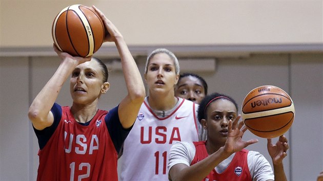 Diana Taurasiov (12), Elena Delle Donneov (11) a Brittney Sykesov na trninku americk reprezentace.