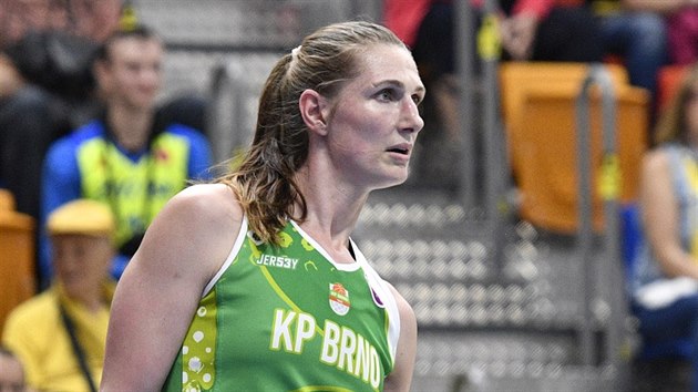 Ilona Burgrová v dresu KP Brno. Třetím finále ŽBL v hale USK Praha se rozloučila s kariérou.