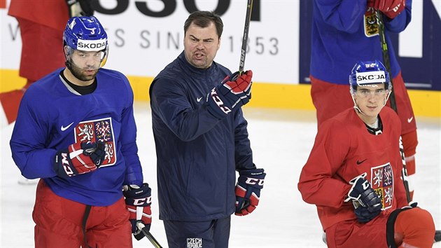 Trénink české hokejové reprezentace na mistrovství světa v Kodani. Uprostřed je asistent trenéra Jaroslav Špaček.