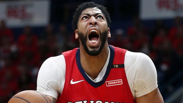 Anthony Davis z New Orleans to na ko Golden State. Vstebv faul Kevona Looneyho.