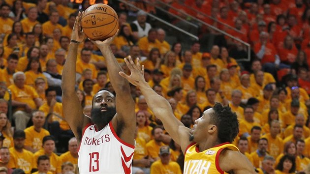 James Harden (vlevo) z Houstonu stl pes Donovana Mitchella z Utahu.