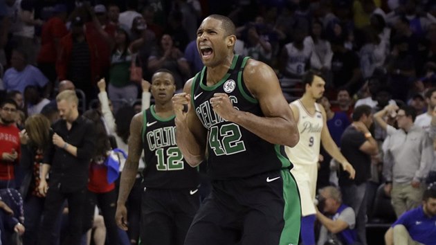 Al Horford z Bostonu oslavuje svou trefu ze zvru zpasu s Philadelphi.