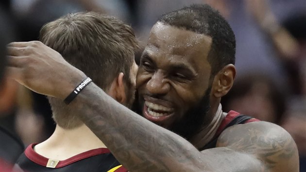 LeBron James (vpravo) a Kyle Korver oslavuj vhru Clevelandu nad Torontem.