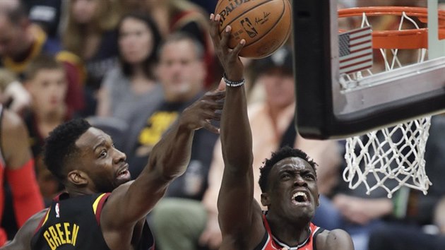 Pascal Siakam (vpravo) z Toronta se prosazuje kolem Jeffa Greena z Clevelandu.