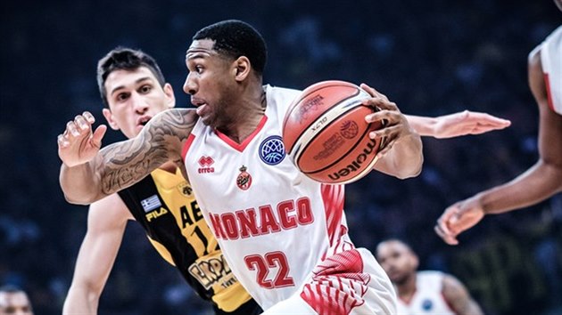 Gerald Robinson (22) z AS Monaco se ene kolem Janulise Larentzakise z AEK Atny.