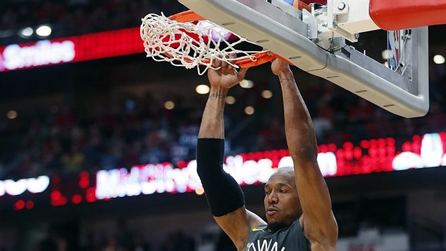 David West z Golden State smeuje proti New Orleans.