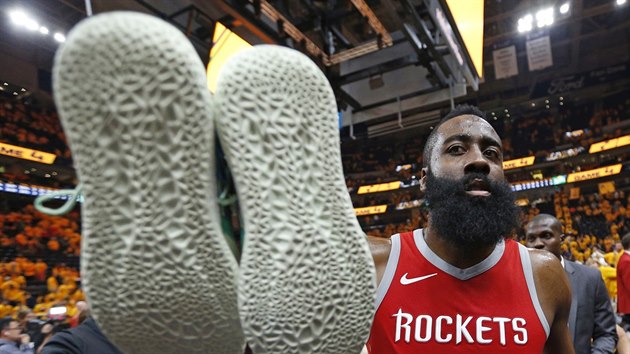 James Harden z Houstonu po vhe svho celku v Utahu daroval fanoukovi sv boty.