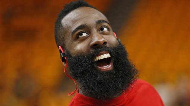 James Harden z Houstonu se pi rozcvice opravdu rozehl.