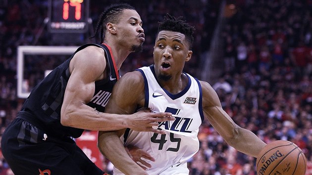 Donovan Mitchell (vpravo) z Utahu se tla kolem Geralda Greena z Houstonu.